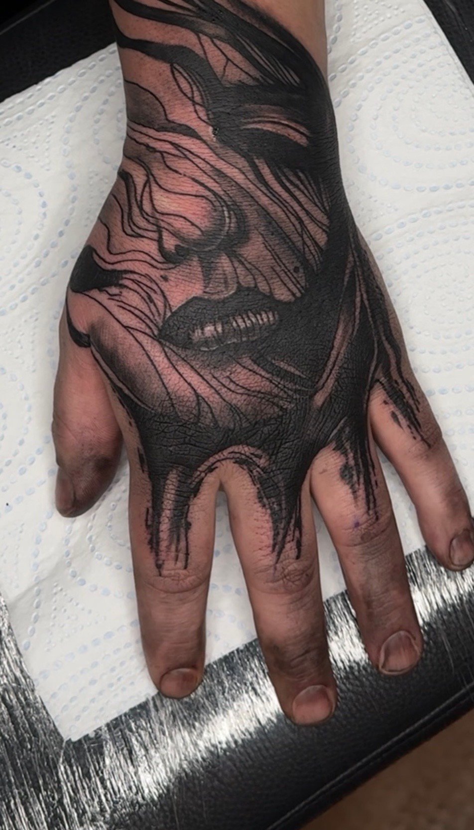 Tetovanie na chrbát ruky, hánky a prsty: Ako prvé tetovanie?