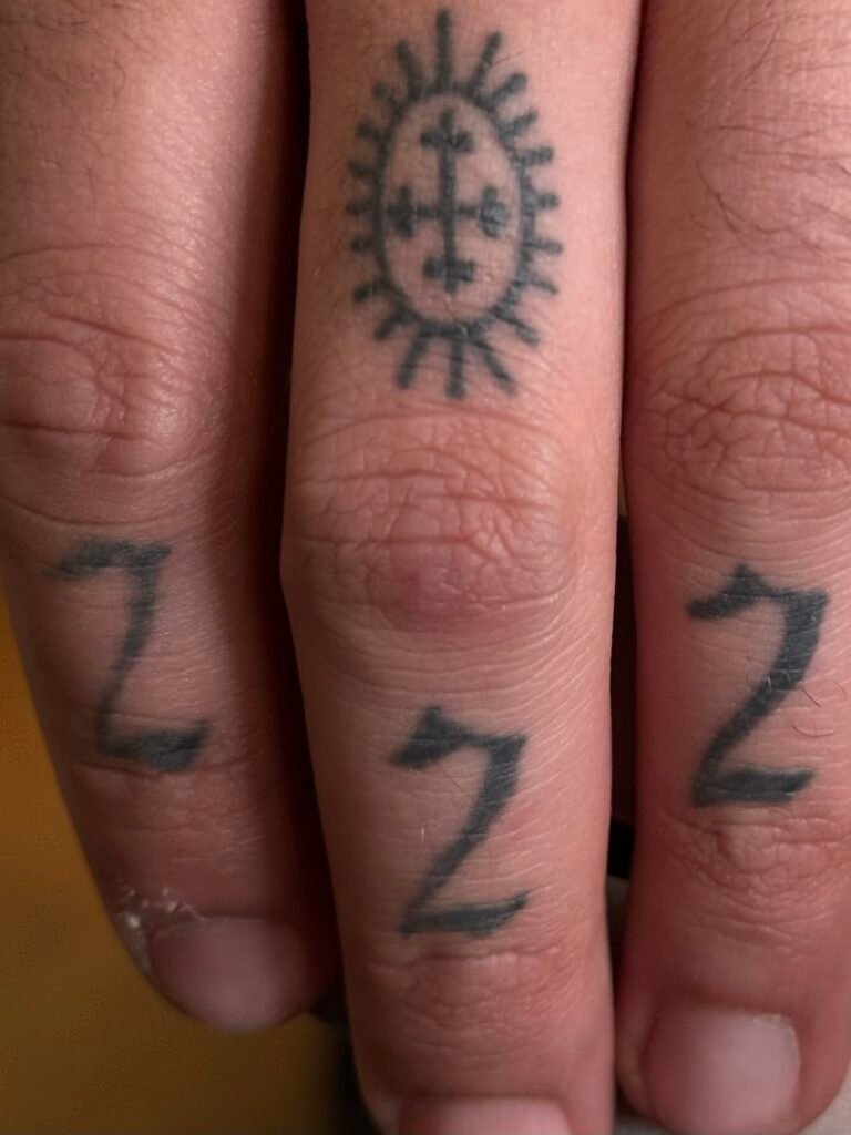 Tetovanie na chrbát ruky, hánky a prsty: Ako prvé tetovanie?